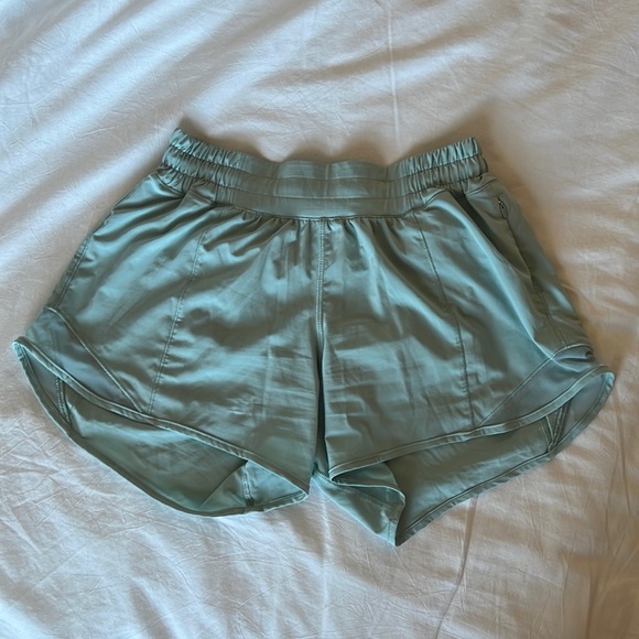 Lululemon Hotty Hot LR (low rise) Short 4" SIZE 4 HAZY JADE (DISCONTINUED COLOR) - Picture 2 of 7